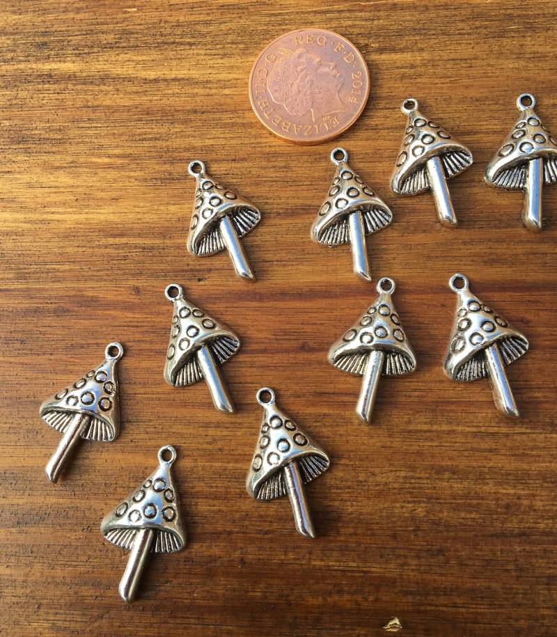 Antiker Silber Pilz Fliegenpilz Anhänger, Charms, Bastelbedarf Für Die Schmuckherstellung Antiker Silber Pilz Fliegenpilz Anhänger, Charms, Bastelbedarf Für Die Schmuckherstellung von LeatherRiot