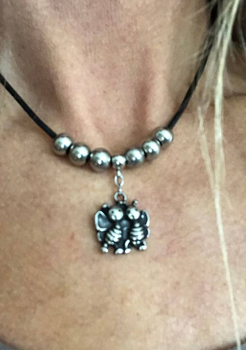 Bienen Anhänger, Silber Halskette, Schmuck, Liebhaber Geschenk, Einzigartige Leder Kurze Anhänger Halskette von LeatherRiot