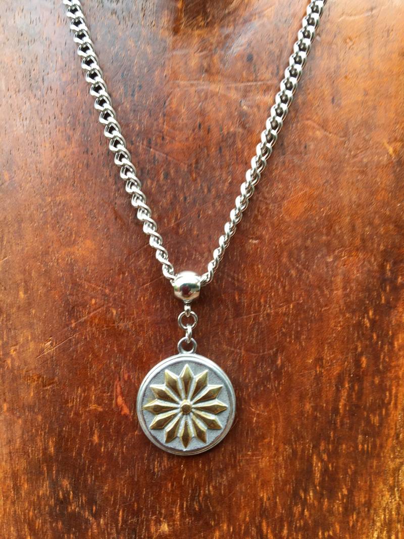 Edelstahl Silber Und Gold Blume Anhänger/Charm Halskette An 16 Zoll Kette, Geschenk Für Sie von LeatherRiot