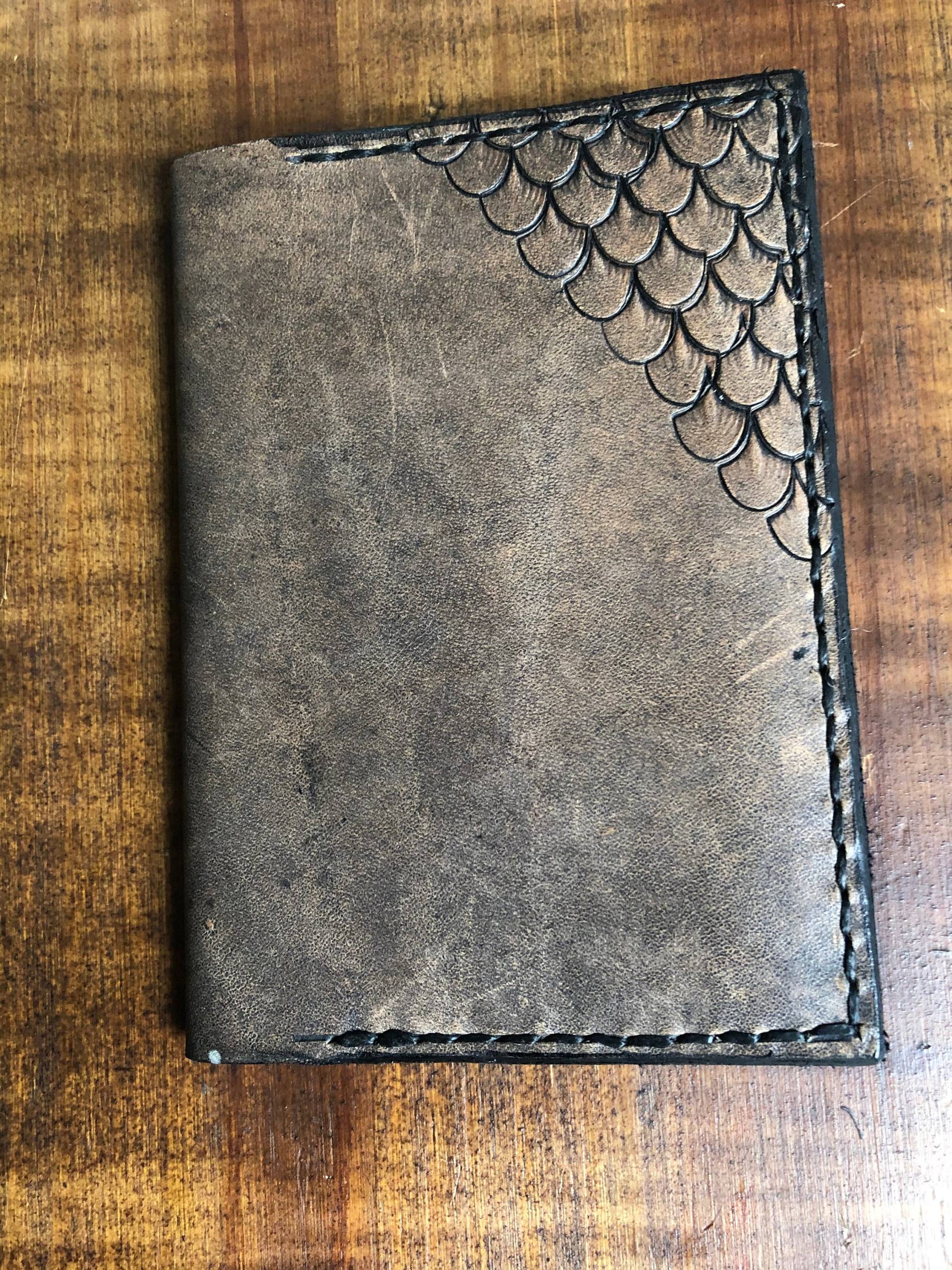Geprägte Echtleder Passhülle Handgefertigte Schwarze Antike Reisedokumenthülle Geprägte Echtleder Passhülle Handgefertigte Schwarze Antike Reisedokumenthülle von LeatherRiot