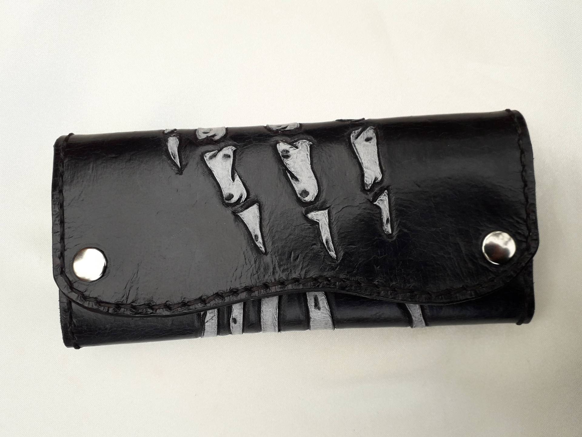 Schwarz Und Weiß Leder Biker Lange Brieftasche Mit Skelett Hand Bearbeitet Schwarz Und Weiß Leder Biker Lange Brieftasche Mit Skelett Hand Bearbeitet von LeatherRiot