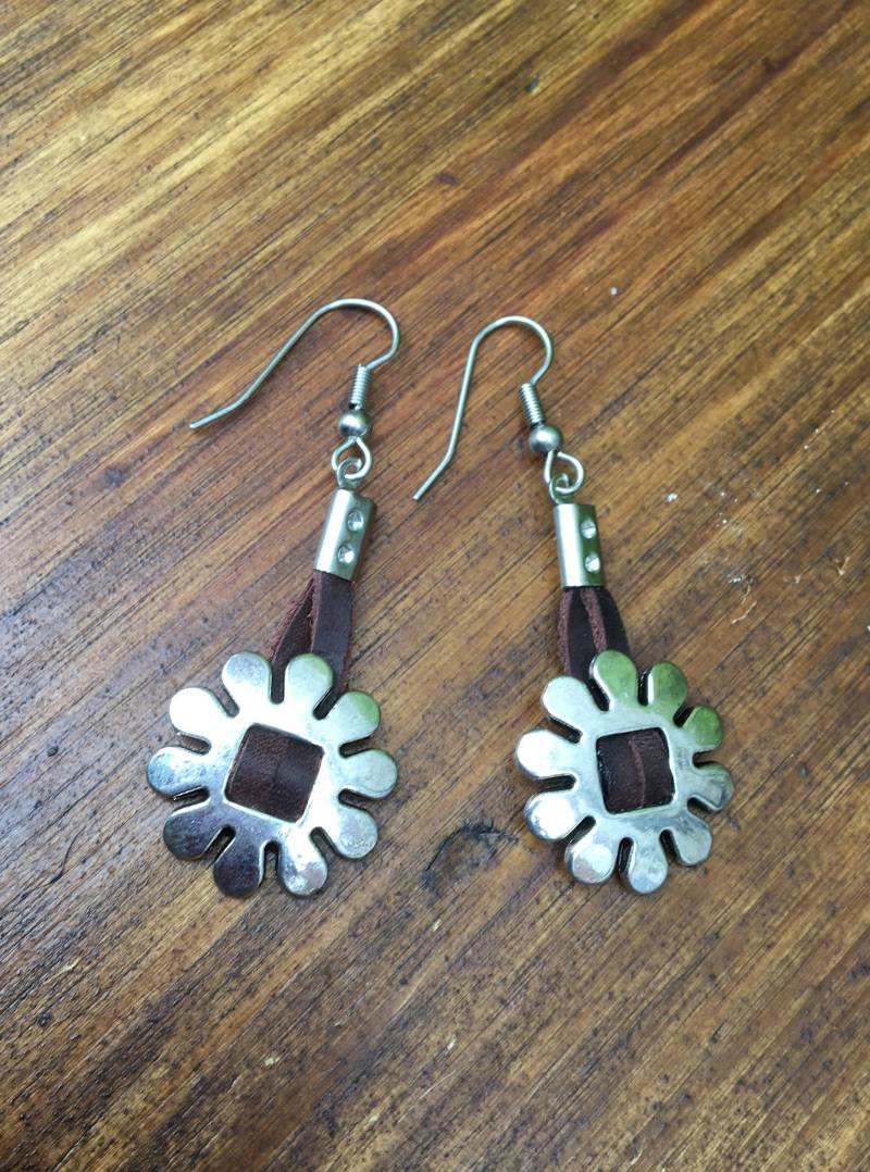 Silber Und Leder Blumen Ohrringe, Florale Tropfen Baumelnde Boho Ohrringe von LeatherRiot