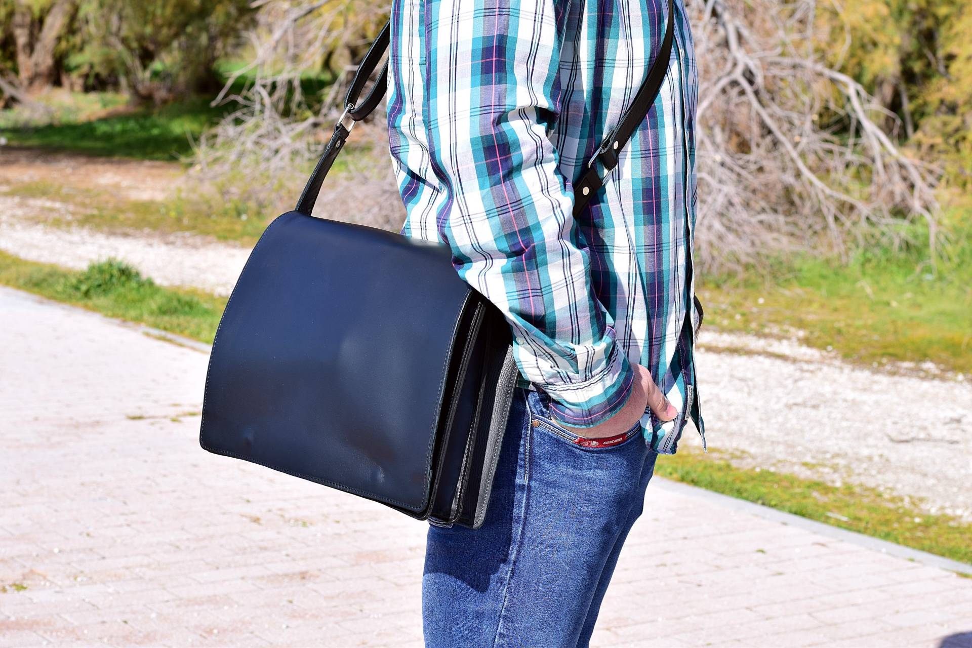 Schwarze Leder Umhängetasche Handgemachte 13 Zoll Laptop Schwarze Leder Umhängetasche Handgemachte 13 Zoll Laptop von LeatherStrata