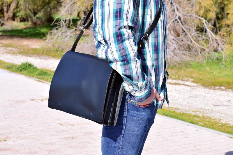 Schwarze Leder Umhängetasche Handgemachte 13 Zoll Laptop Schwarze Leder Umhängetasche Handgemachte 13 Zoll Laptop von LeatherStrata