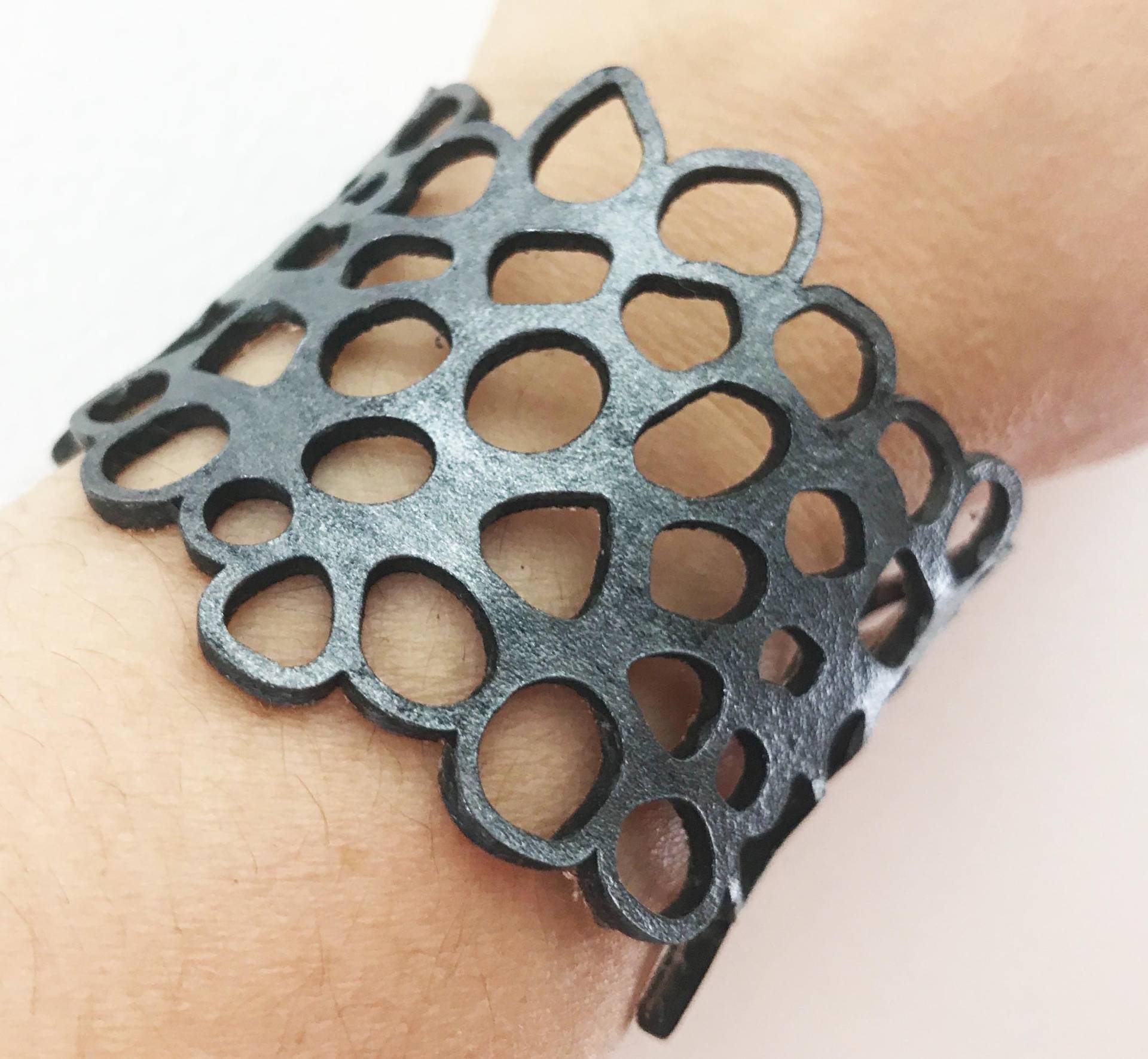 Organisch Geformtes Armband in Dunklem Silber von LeatherStudioSokaris