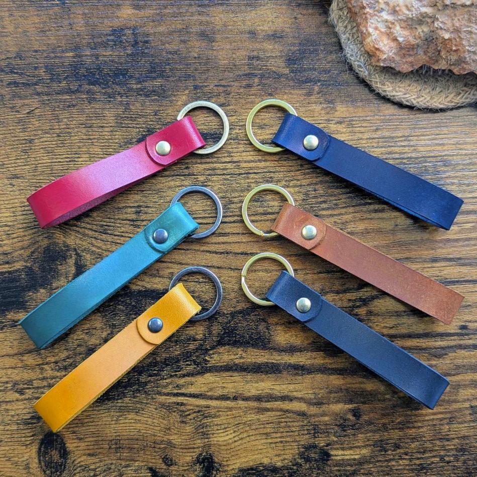 Handgefertigter Schlüsselanhänger "Elegance" Aus Leder - Personalisierbar Und in Viele Farben Handgefertigter Schlüsselanhänger "Elegance" Aus Leder - Personalisierbar Und in Viele Farben von LeatherandwoodDE