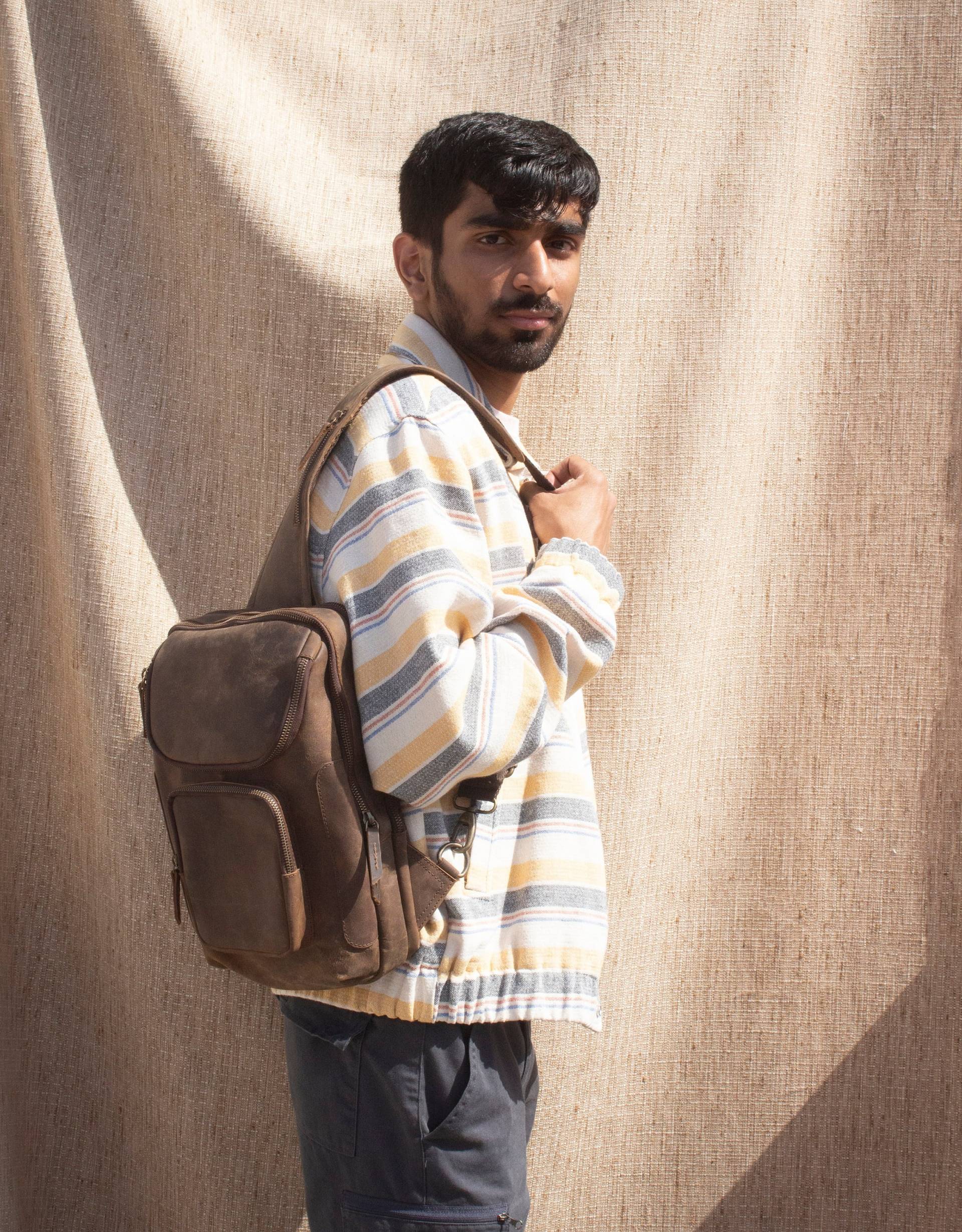 Leder Sling Bag Reise Crossbody Tasche Gebrauchs Rucksack Fanny Pack Daypack Für Mann Frauen Weihnachtsgeschenke von Leatherewery