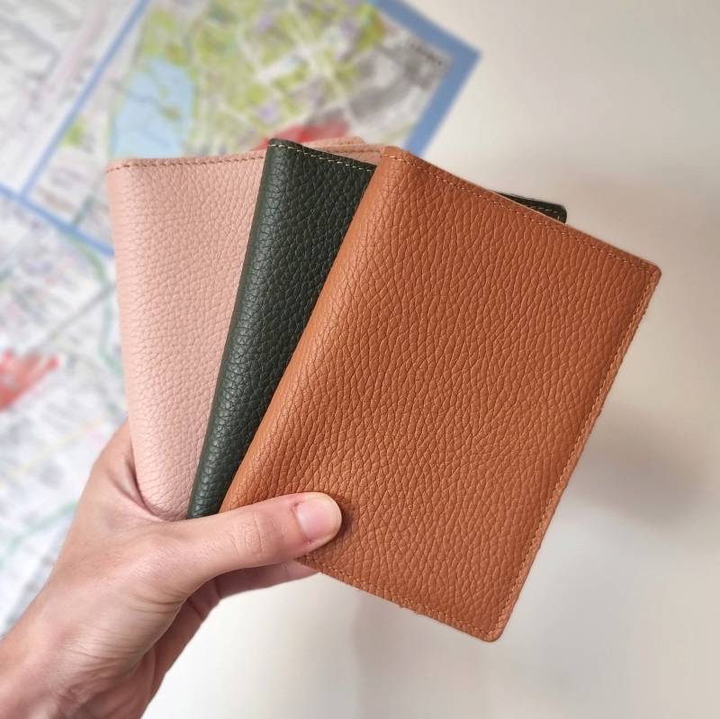 Handgefertigte Personalisierte Leder Passport Cover, Individuell Gravierte Halter Für Pass von Leathergoods43