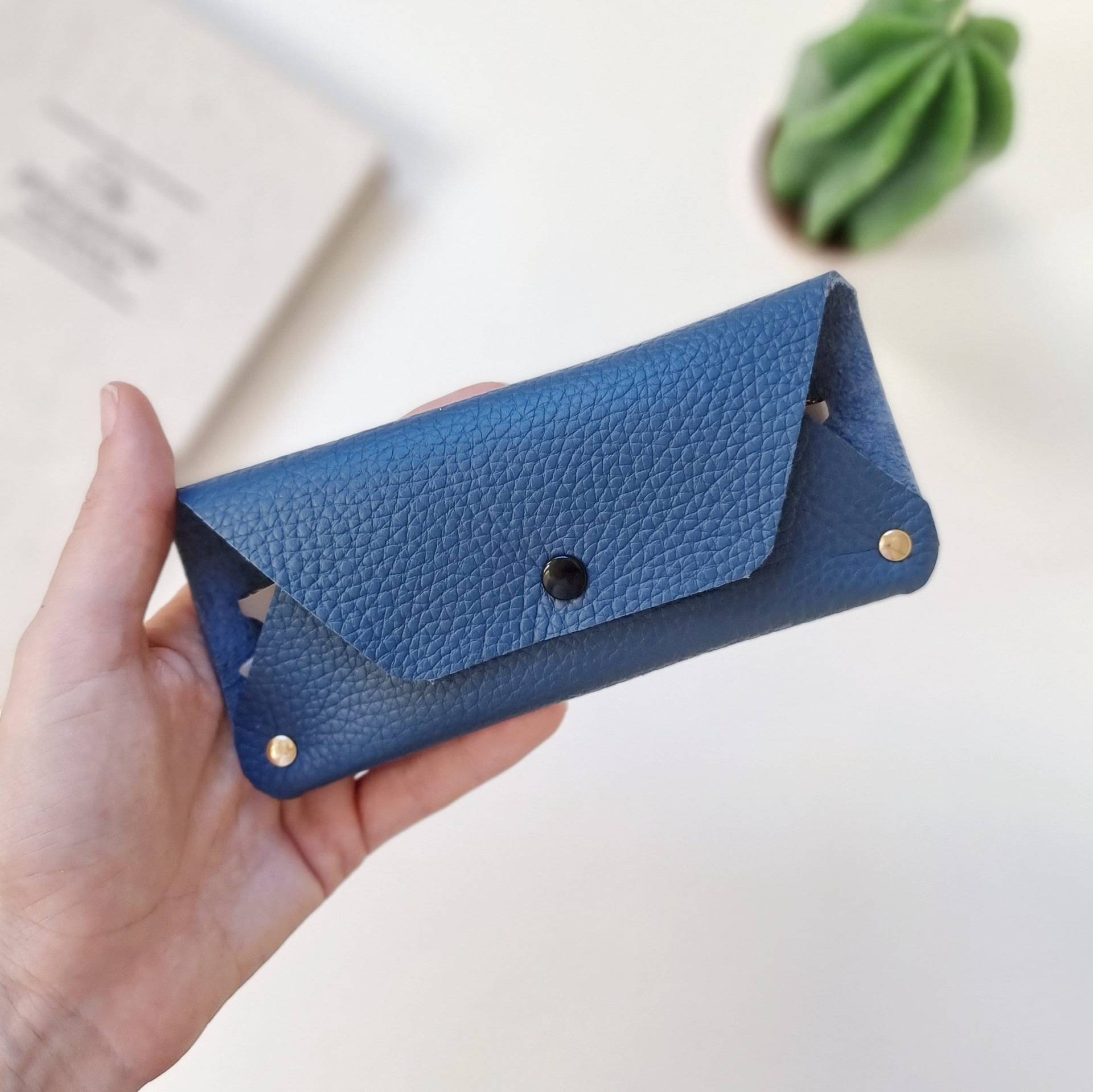 Handgefertigtes Brillenetui Aus Leder Personalisierter Brillenhalter von Leathergoods43