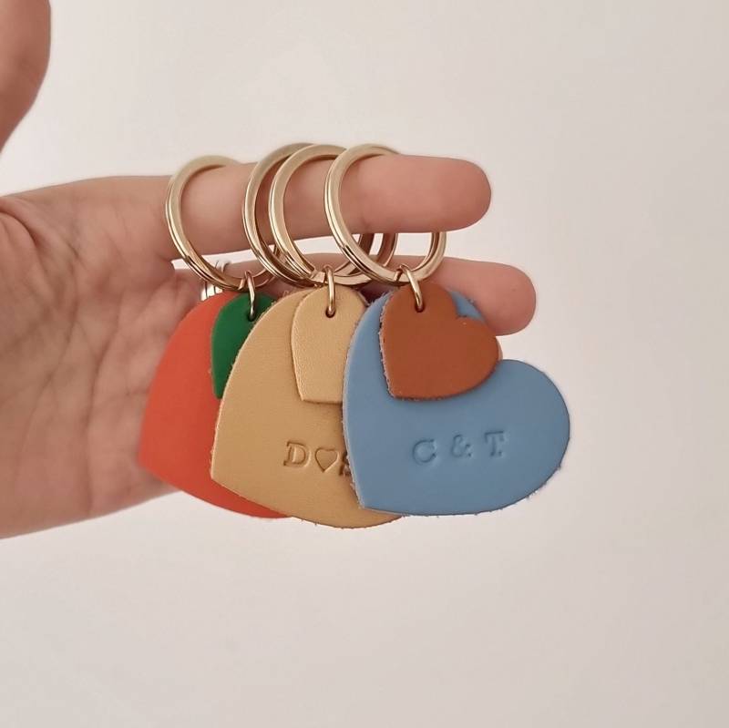 Leder Herz Schlüsselanhänger Perfekt Als Geschenk, Mit Herzform Graviert Ihre Initialen, Für Jubiläumsgeschenk von Leathergoods43