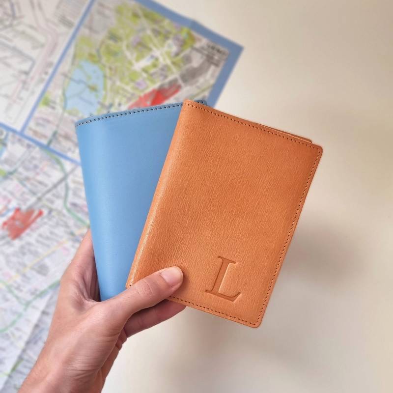 Personalisierte Leder Passport Brieftasche Individuelles Reisegeschenk von Leathergoods43