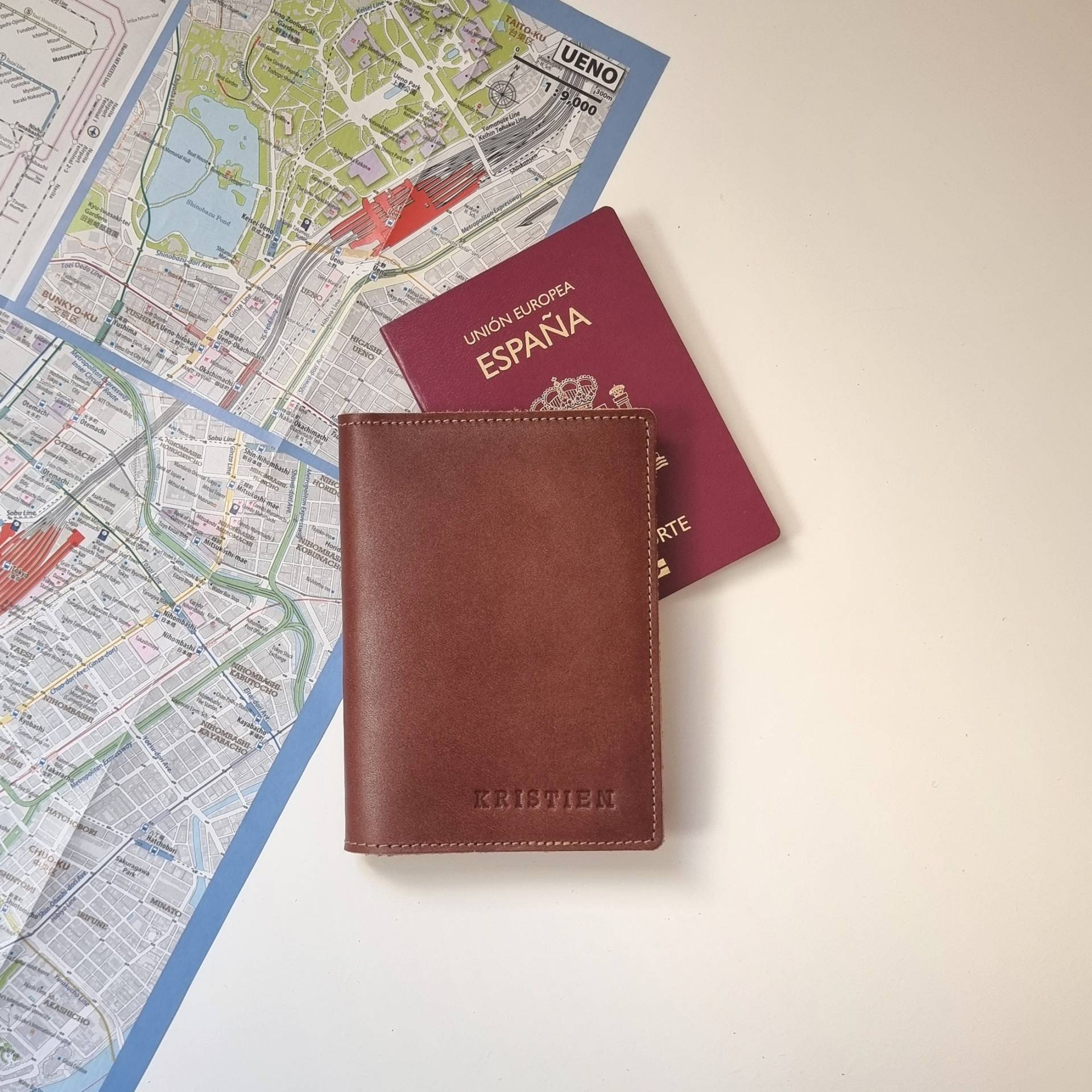 Personalisierter Leder Passhalter Benutzerdefinierte Reisebrieftasche, Geschenk Für Reisende von Leathergoods43