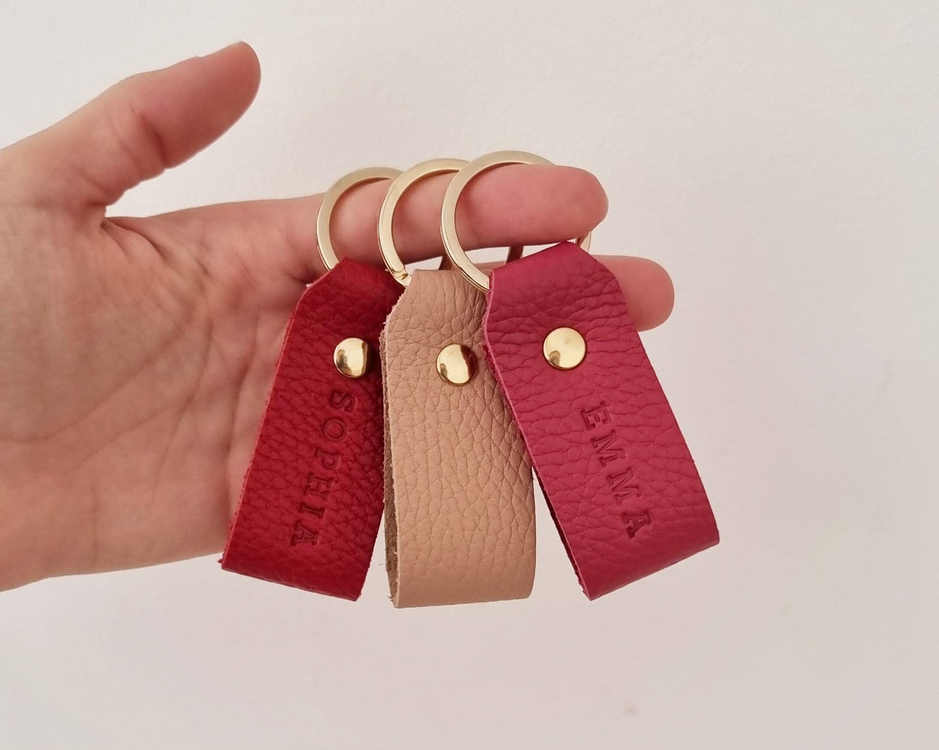 Personalisierter Leder Schlüsselanhänger Für Frauen, Mit Namen, Handgefertigter Bunter Aus Weichem Leder von Leathergoods43