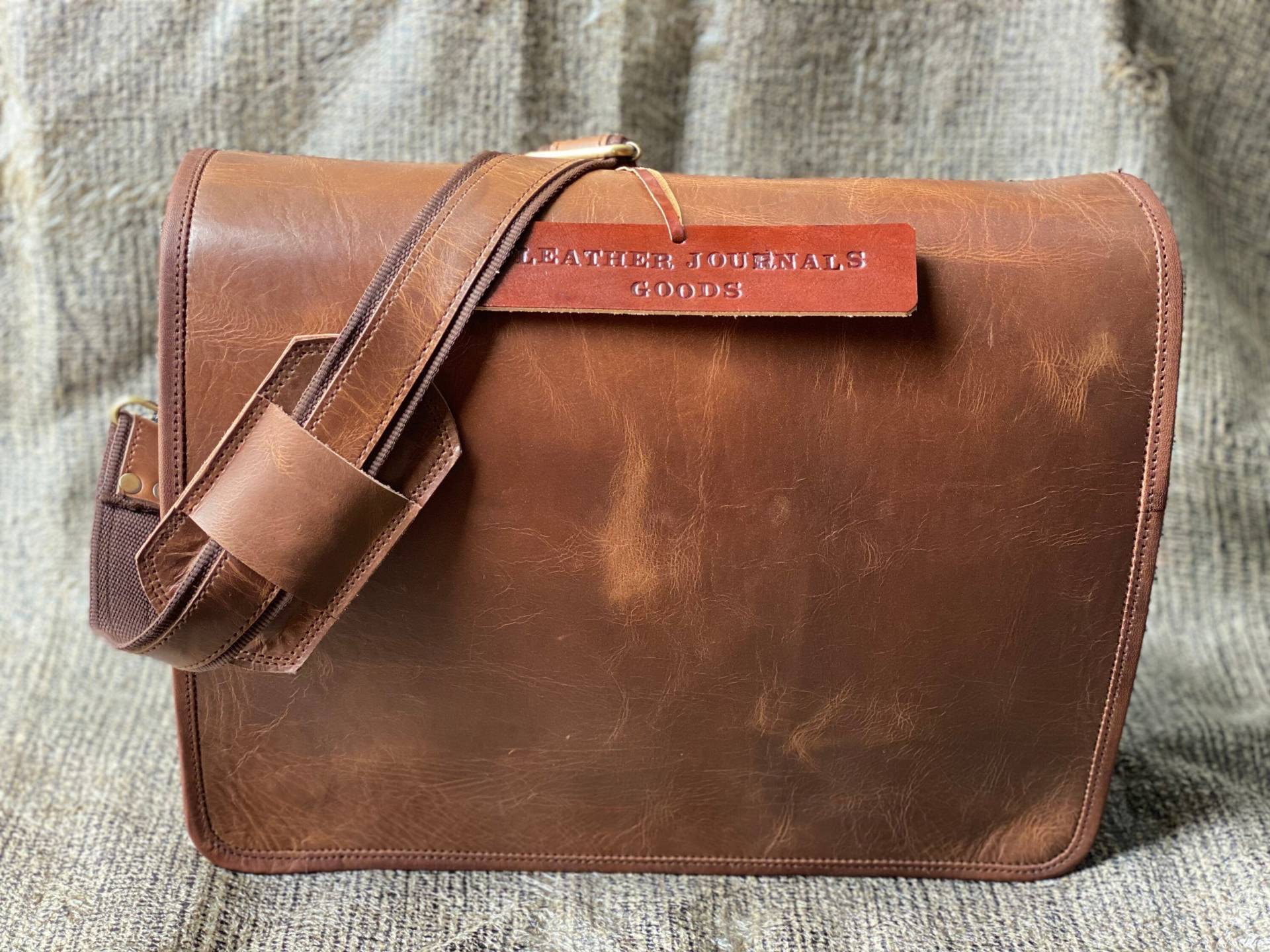 Cow Hide Leder Messenger Bag Satchel Laptoptasche Schultertasche Bürotasche Bestes Geschenk Für Ihn von Leatherjournalsgoods