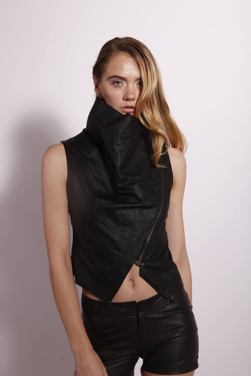 Azalee Weste, Lederweste, Jacke, Leder-Couture, Wrap Lederhalsband, Handgemacht, Hand Beunruhigt, Ledertop, Schwarz Leder Azalee Weste, Lederweste, Jacke, Leder-Couture, Wrap Lederhalsband, Handgemacht, Hand Beunruhigt, Ledertop, Schwarz Leder von Leatheronme
