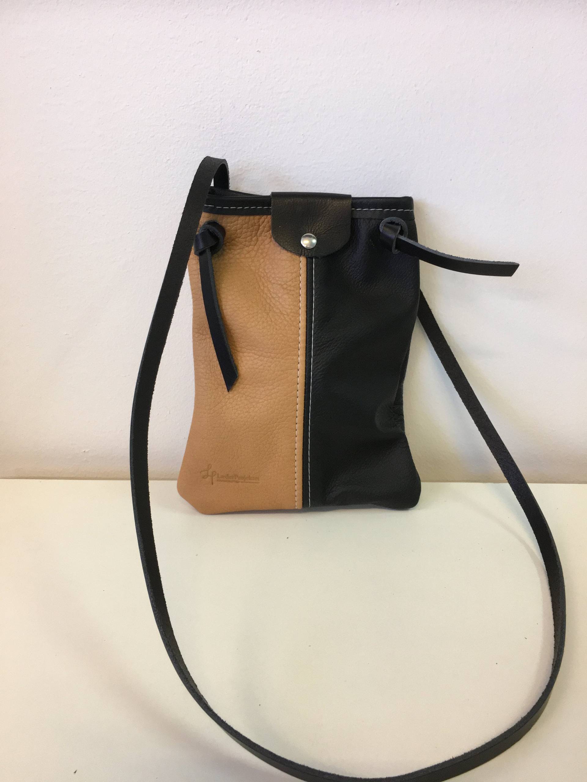 Kleine Tasche Aus Echtem Leder Mit Den Maßen 20 X 15 cm. Nur Ein Raum Kleine Tasche Aus Echtem Leder Mit Den Maßen 20 X 15 cm. Nur Ein Raum von LeatherprojectDK