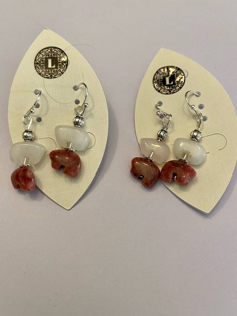 Perlentropfen Ohrringe Mit Rhondonit Und Goldener Jade Zuni Geschnitzter Tierbär von LeathersDesignCo