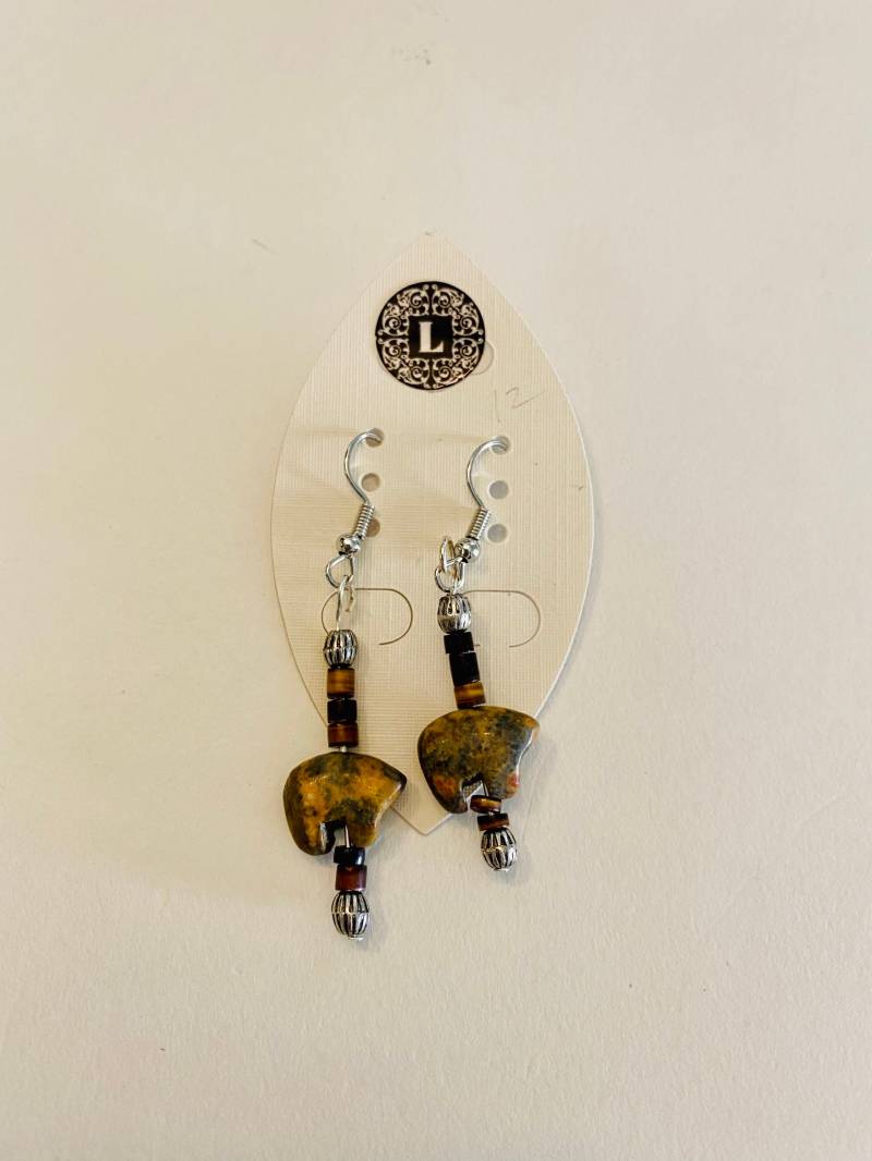Zuni Fetisch Geschnitzte Tier Bär Ohrringe Leopard Jaspis 13x10mm Mit Braun Penshell von LeathersDesignCo