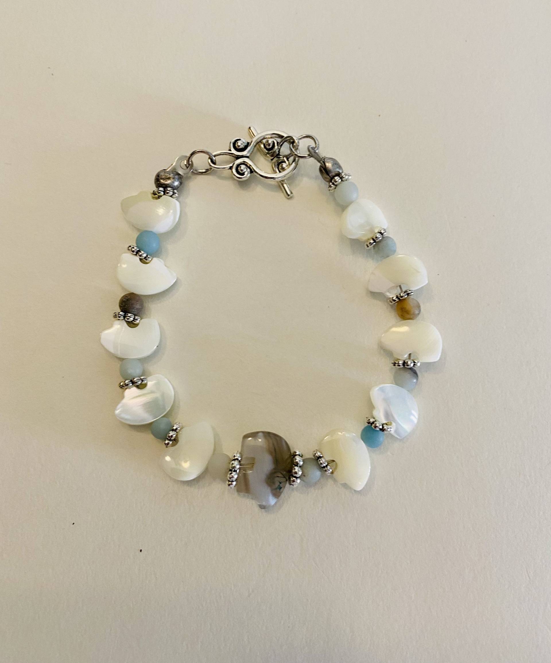 Zuni Fetisch Geschnitzte Tier Bären Armband in Perlmutt Und Mossy Achat Zuni Fetisch Geschnitzte Tier Bären Armband in Perlmutt Und Mossy Achat von LeathersDesignCo