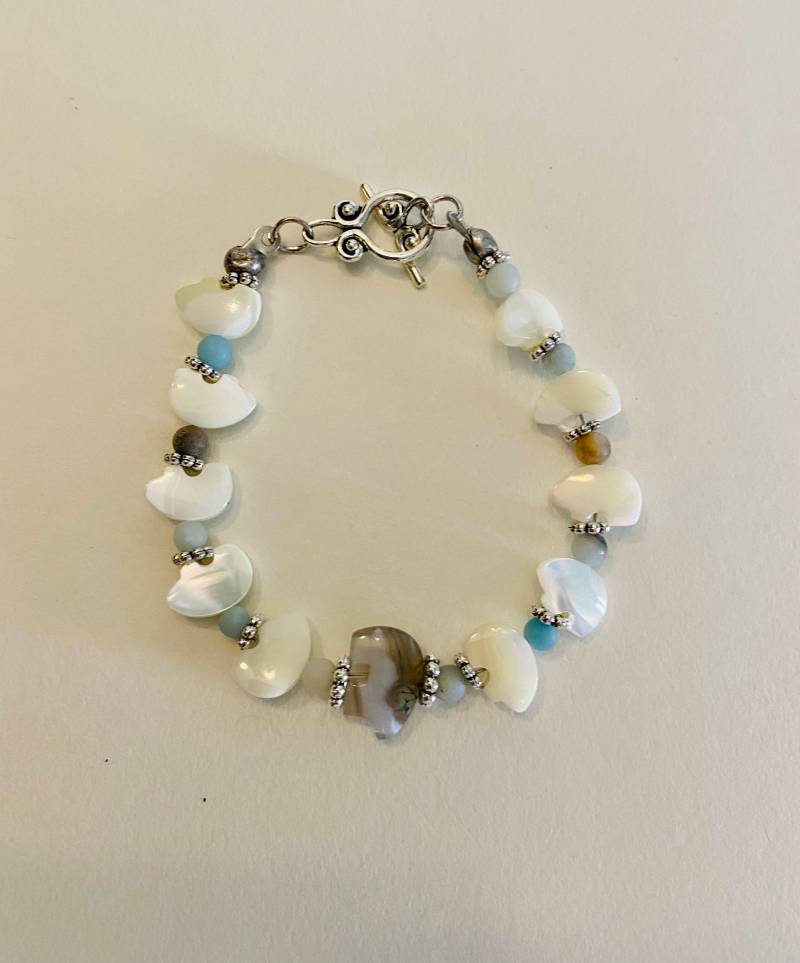 Zuni Fetisch Geschnitzte Tier Bären Armband in Perlmutt Und Mossy Achat von LeathersDesignCo