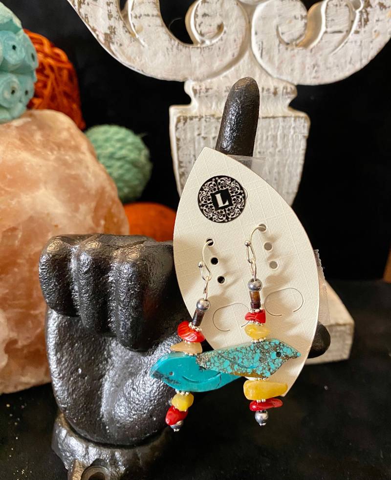 Zuni Fetisch Geschnitzter Vogel in Türkis Mit Rotem Corral Und Gelber Jade. Tropfen Ohrringe Silber von LeathersDesignCo