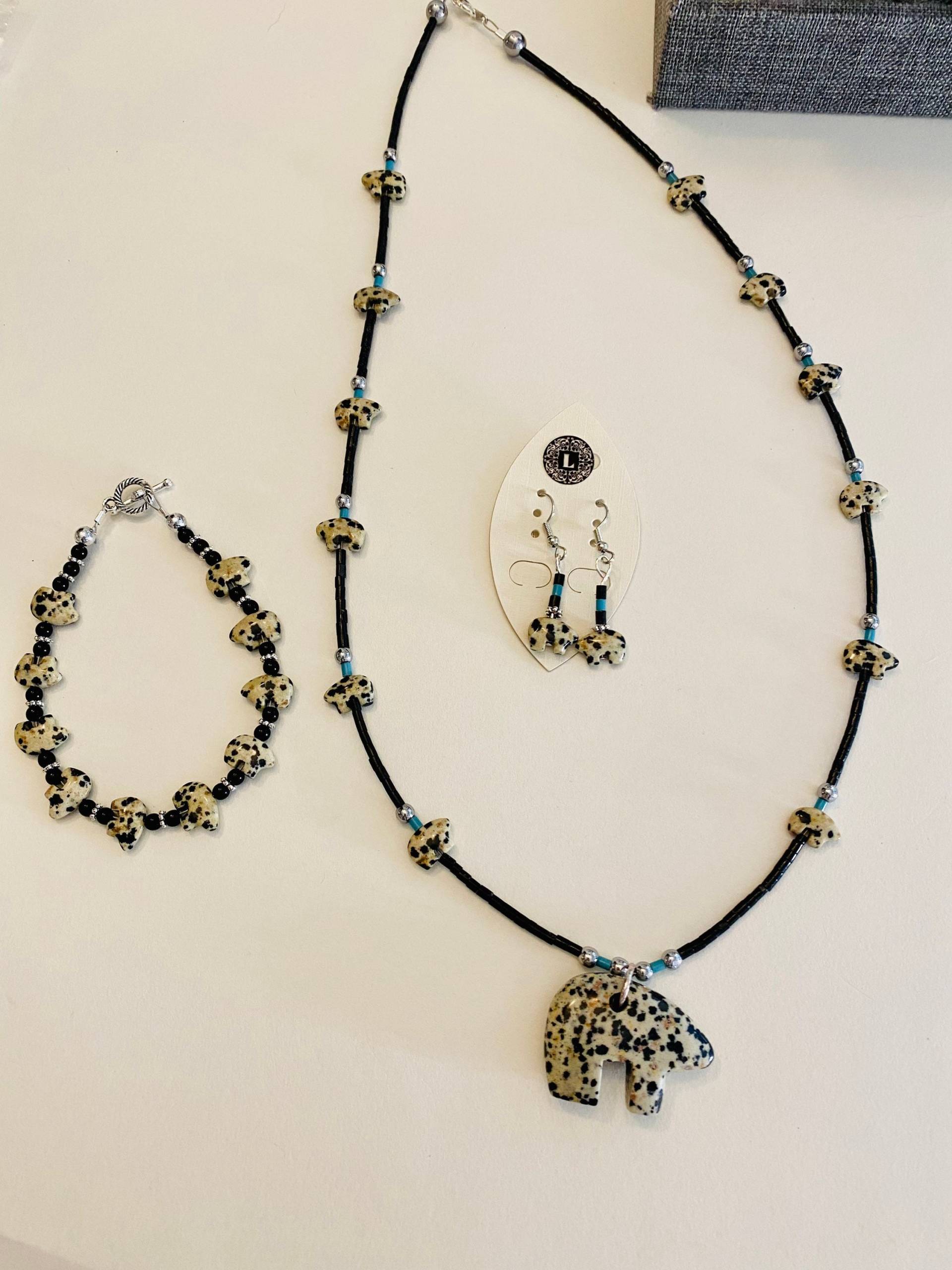 Zuni Fetisch Geschnitztes Tier Bär Aus Dalmatiner Jaspis Und Schwarzem Onyx Zuni Fetisch Geschnitztes Tier Bär Aus Dalmatiner Jaspis Und Schwarzem Onyx von LeathersDesignCo