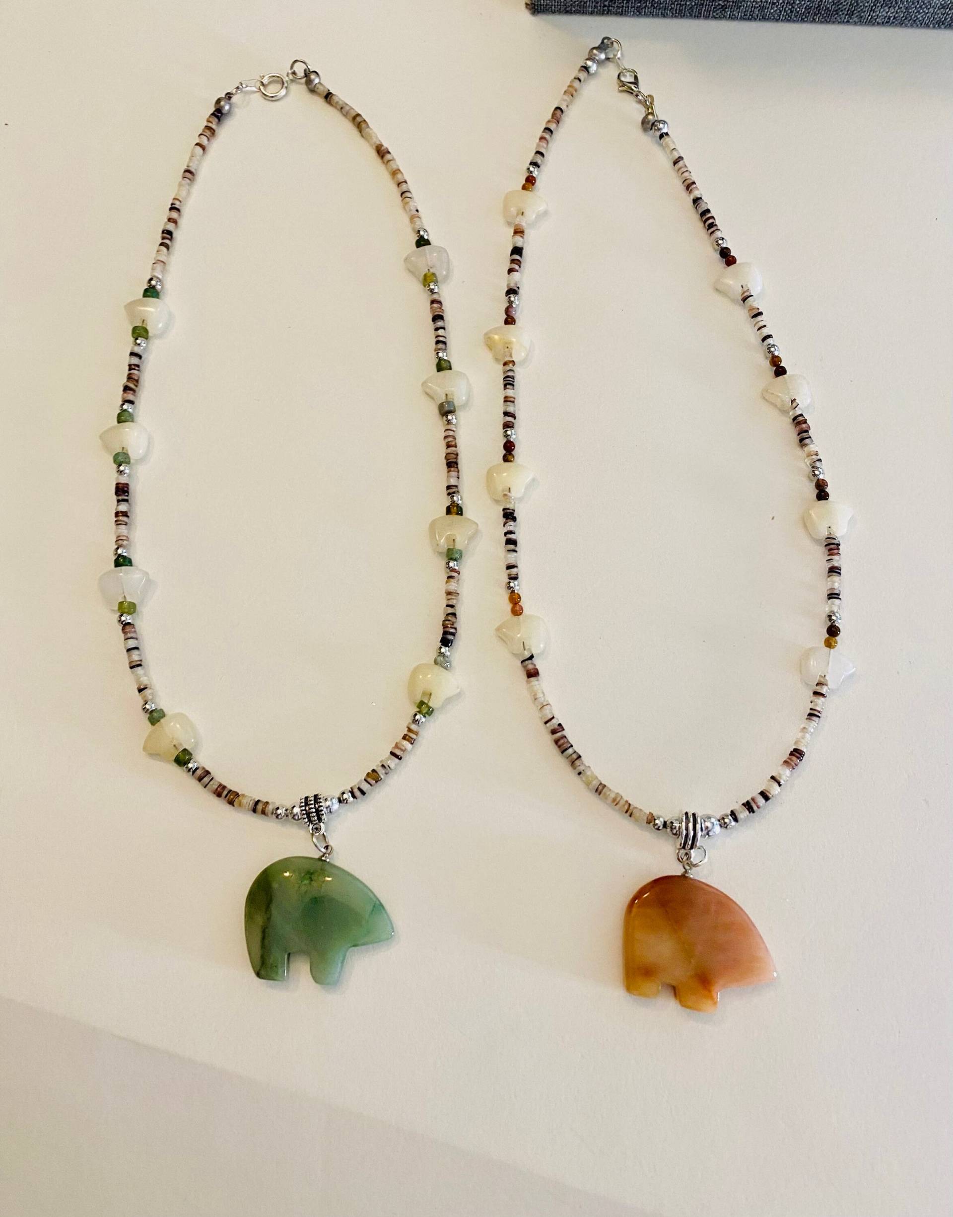 Zuni Fetisch Geschnitztes Tier Bär in Aventurin Grün Und Orange Mit Goldenen Jade Kleinen Bären von LeathersDesignCo