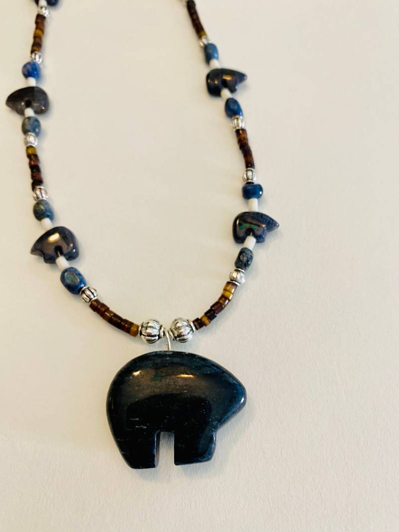 Zuni Fetisch Geschnitztes Tier Bär in Dumortierit | Denim Farbe Halskette Mit Penshell von LeathersDesignCo
