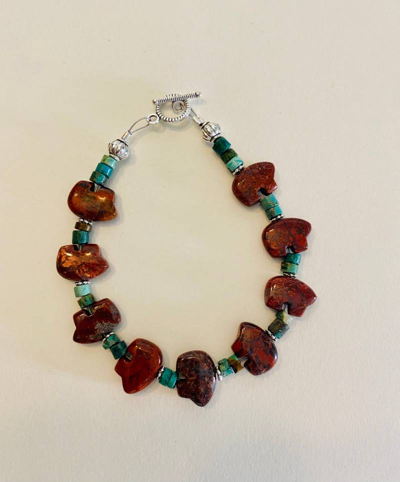 Zuni Fetisch Geschnitztes Tier Bär in Rotem Mohn Jaspis Und Türkis Armband von LeathersDesignCo