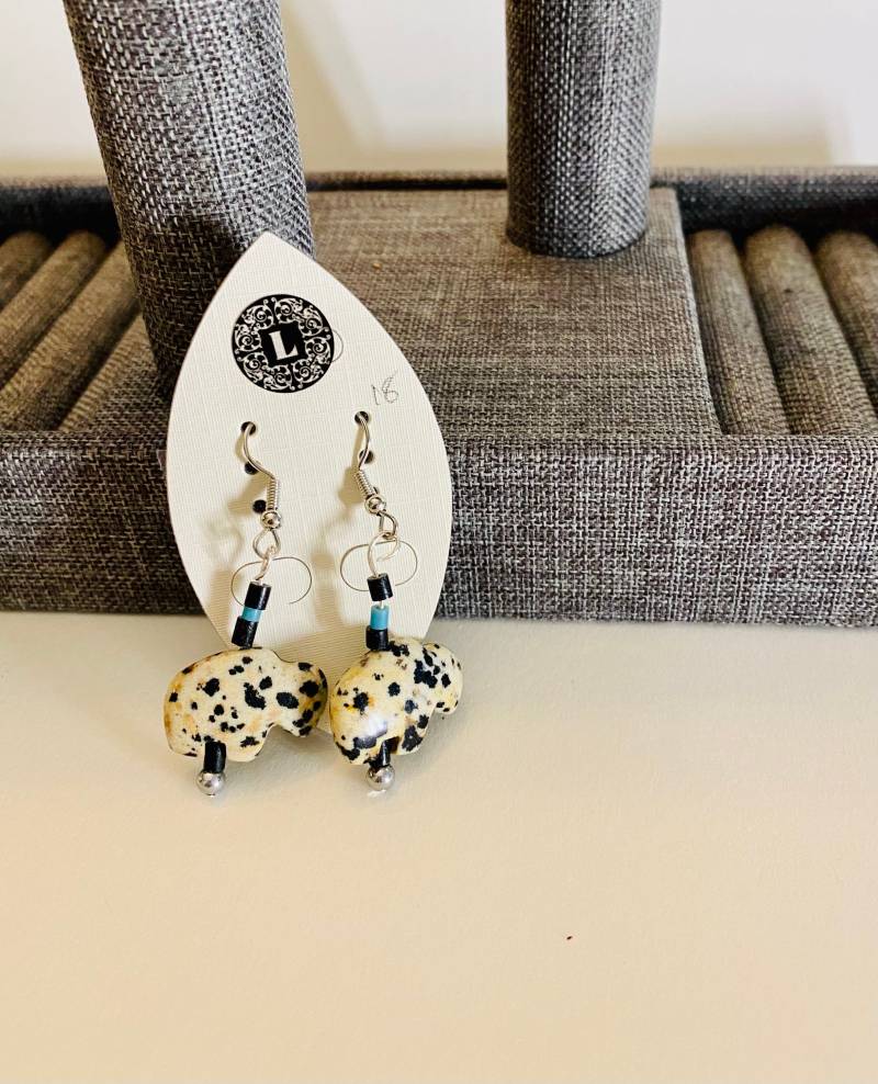 Zuni Fetisch Geschnitztes Tier Büffel in Dalmatiner Jaspis Mit Schwarzem Onyx Und Türkis Penshell Ohrringe von LeathersDesignCo