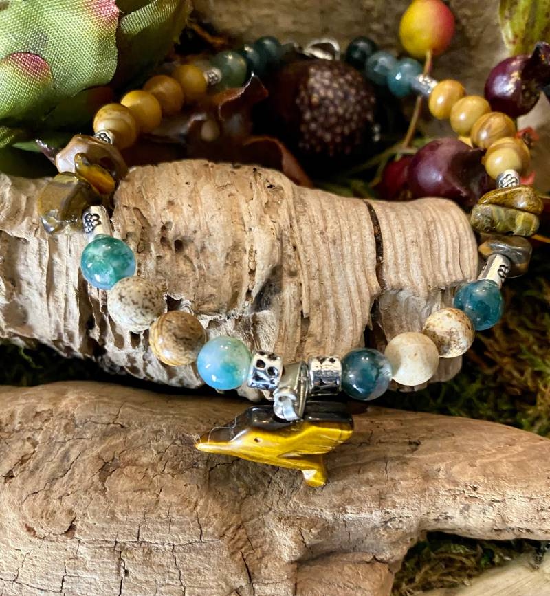 Zuni Fetisch Geschnitztes Tier Kolibri Im Tigerauge Mit Holz Jaspis Und Moosachat von LeathersDesignCo