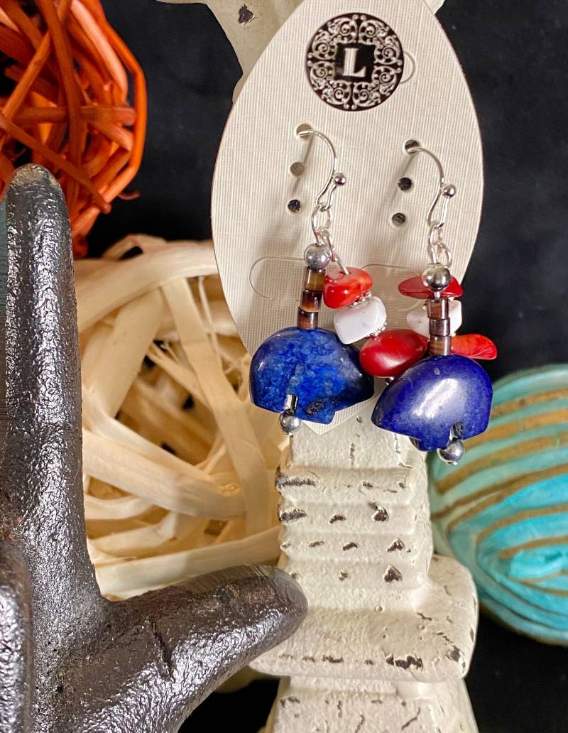 Zuni Geschnitzte Tier Bären in Lapis Ohrringe Mit Koralle Rot, Howlith Silber Tropfen von LeathersDesignCo