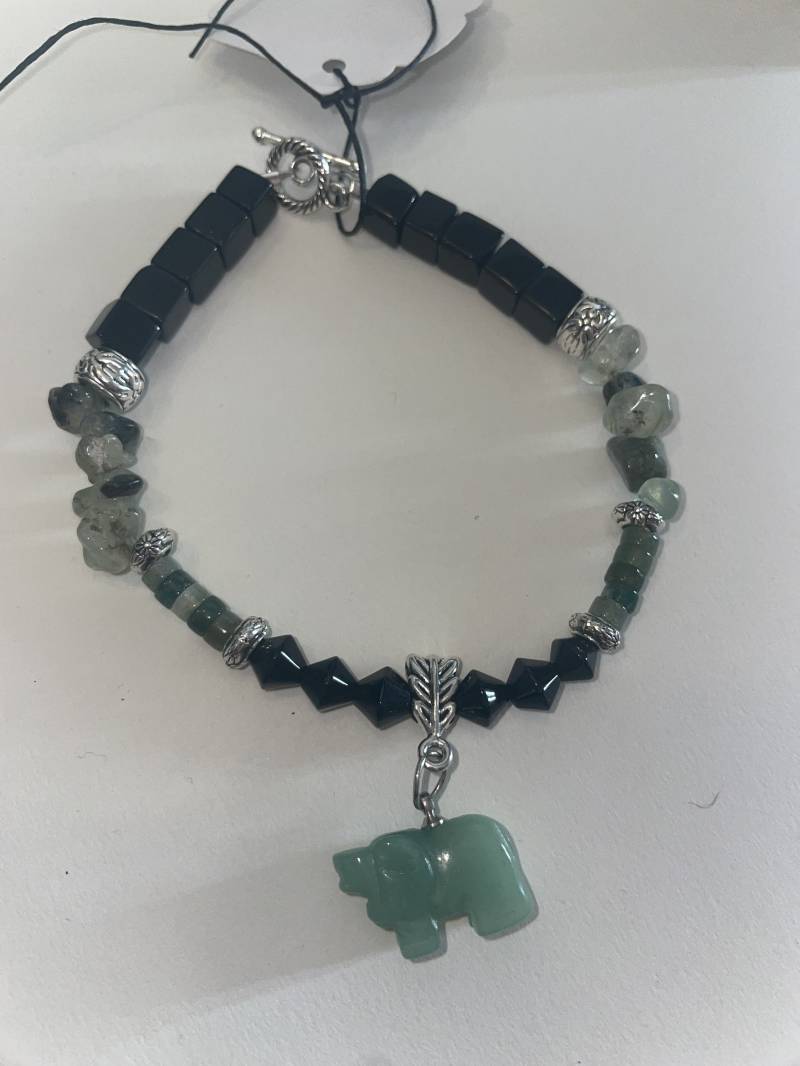 Zuni Geschnitztes Tier Armband Elefant in Aventurin Mit Fancy Jaspis Und Glasperlen von LeathersDesignCo