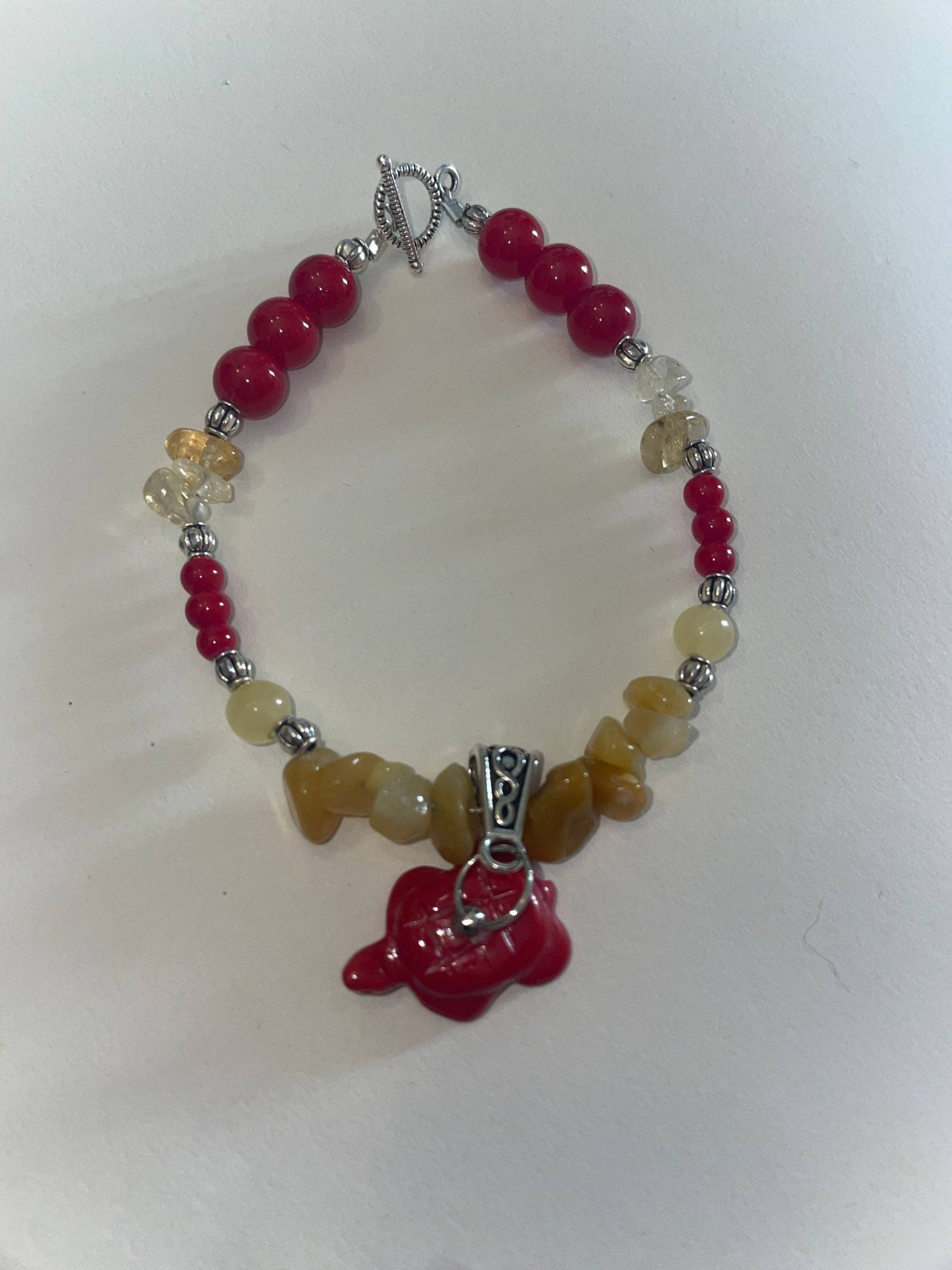Zuni Geschnitztes Tier Schildkröte Armband in Roter Koralle | Imit Mit Gelbem Aventurin Zuni Geschnitztes Tier Schildkröte Armband in Roter Koralle | Imit Mit Gelbem Aventurin von LeathersDesignCo