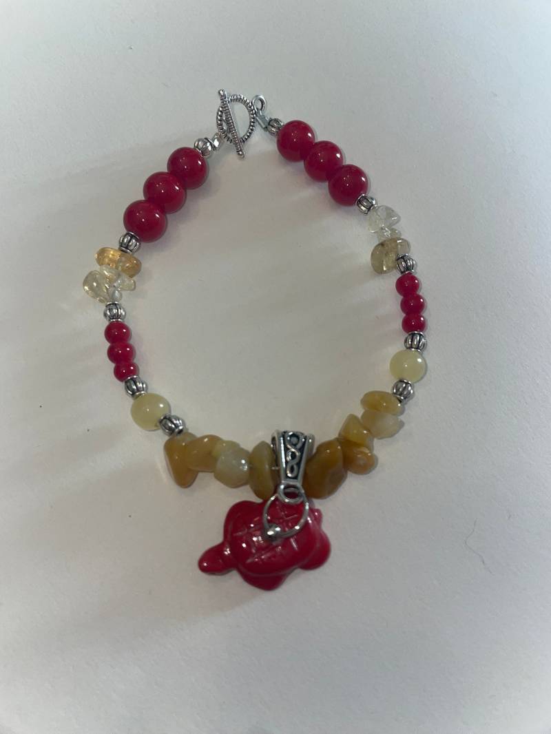 Zuni Geschnitztes Tier Schildkröte Armband in Roter Koralle | Imit Mit Gelbem Aventurin von LeathersDesignCo