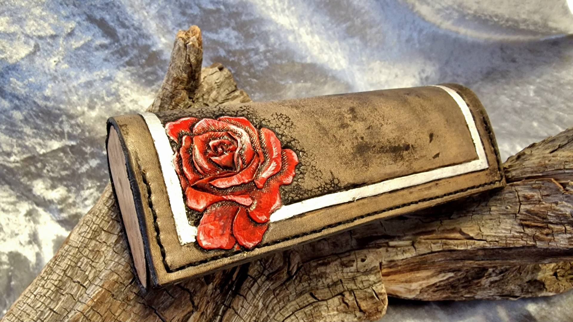 Brillenetui Leder Mit Holz, Borte Versilbert Brillenetui Leder Mit Holz, Borte Versilbert von LeatherworkSUMA