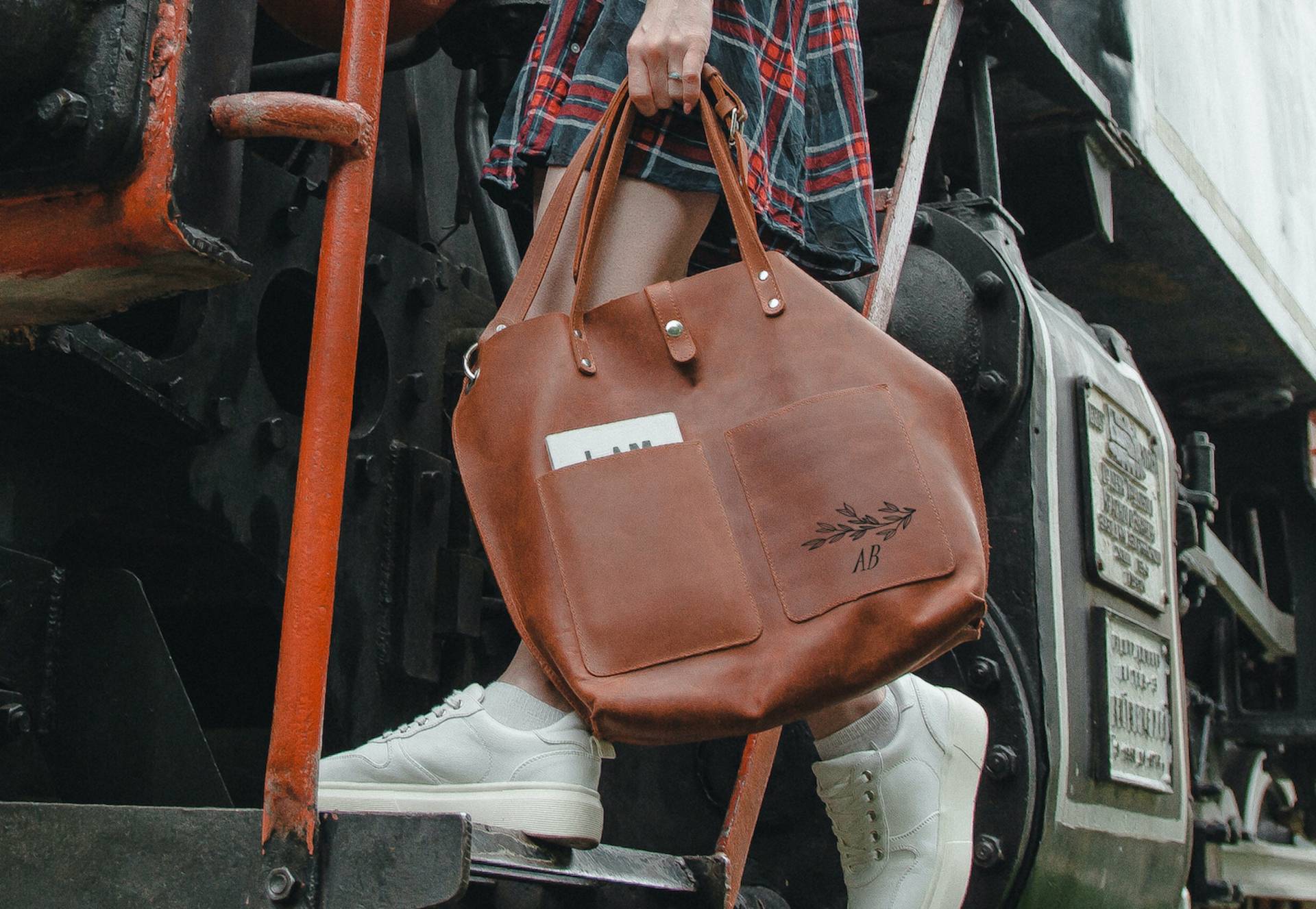 Cognac Leder Tragetasche Personalisierte Laptop Tasche Mit Innenfach von LeatheryCo