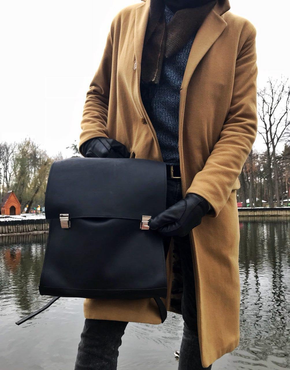 Wandelbarer Crossbody-Damen-Rucksack Aus Schwarzem Leder von LeazerUA