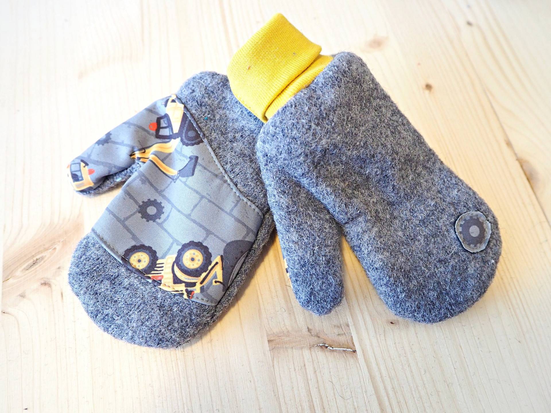 Walk-Handschuhe Bagger, Wollwalkhandschuhe, Fäustlinge Kinder Walk-Handschuhe Bagger, Wollwalkhandschuhe, Fäustlinge Kinder von LebeKind