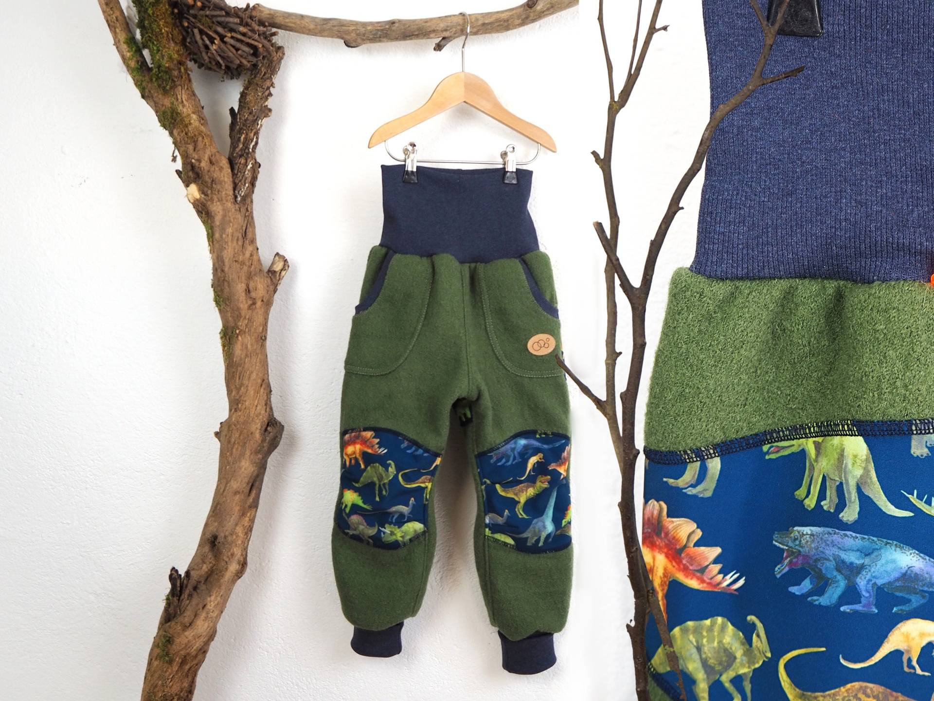 Wollwalkhose Grün Kinder Mit Softshellbesatz Dino, Mitwachshose, Outdoorhose, Matschhose Wollwalkhose Grün Kinder Mit Softshellbesatz Dino, Mitwachshose, Outdoorhose, Matschhose von LebeKind