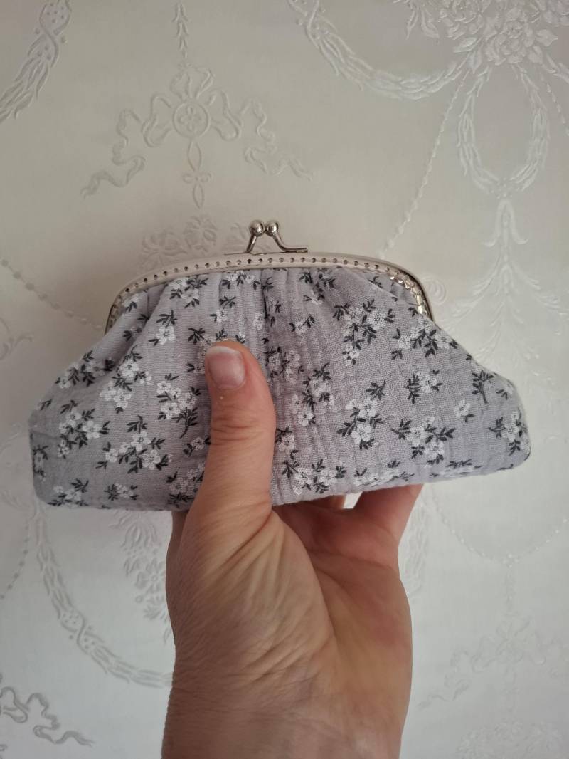 Genähte Clipbörse - Portmonnaie Blau Kleines Etui Täschchen Grau Blümchen Geschenk Für Damen/Mädchen von LebenslustHandmade