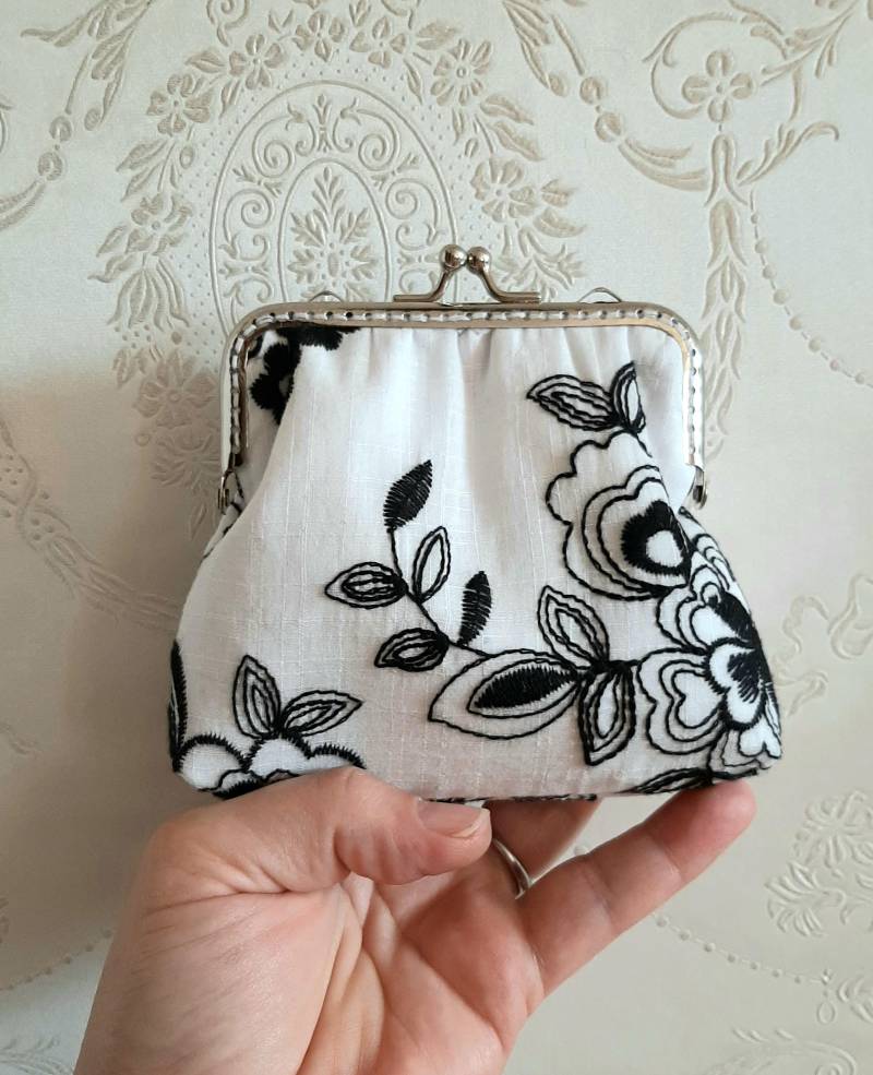 Genähtes Portemonnaie Schwarz Weiß Blumen Clipbörse Etui Münztasche Kleines Täschchen Für Damen/Mädchen von LebenslustHandmade