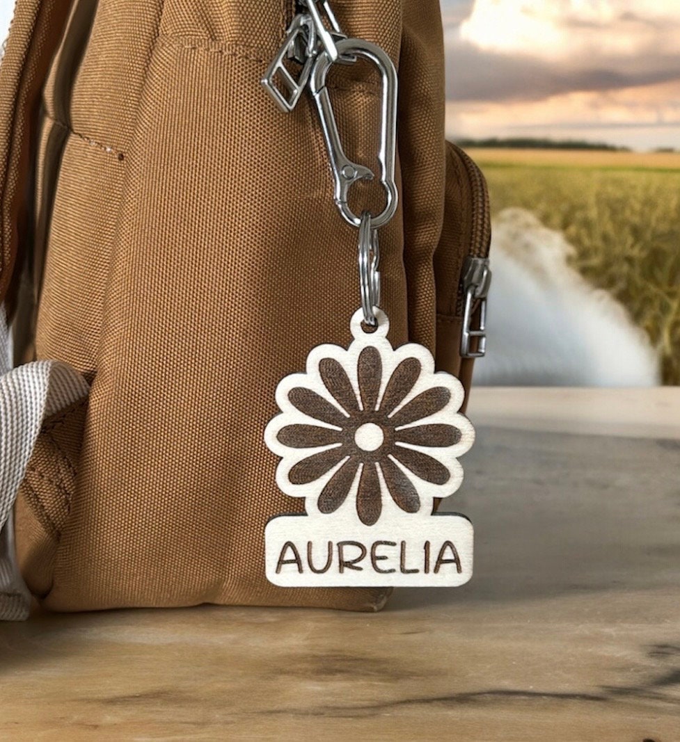Rucksack Gänseblümchen Anhänger Mit Namen, Personalisiert, Geschenk Schule, Einschulung, Taschenanhänger Aus Holz, Bag Tag, Kita, Kiga Rucksack Gänseblümchen Anhänger Mit Namen, Personalisiert, Geschenk Schule, Einschulung, Taschenanhänger Aus Holz, Bag Tag, Kita, Kiga von Lebensschoen