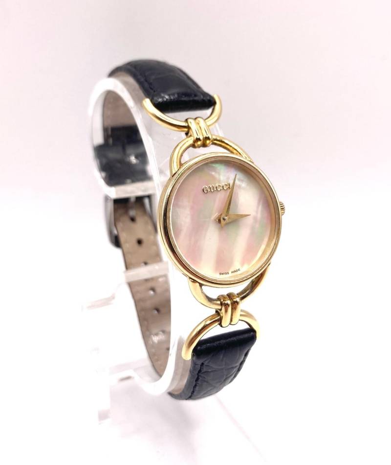 Gucci Uhr 6000L Mit Exklusivem Perlmutt Ziffernblatt von LeclaireDesign