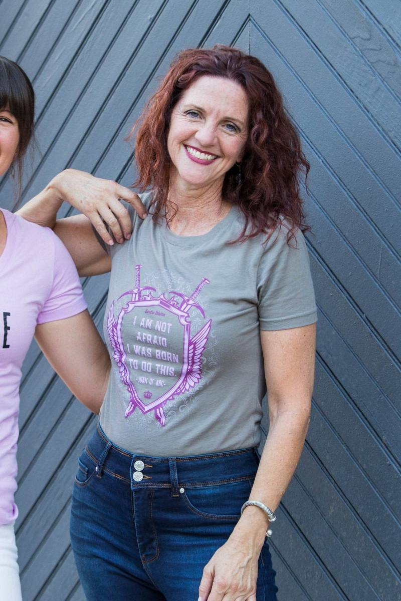 Damen Joan Of Arc Schwert Und Schild Krieger Rundhals-T-Shirt von LectioDivinaApparel