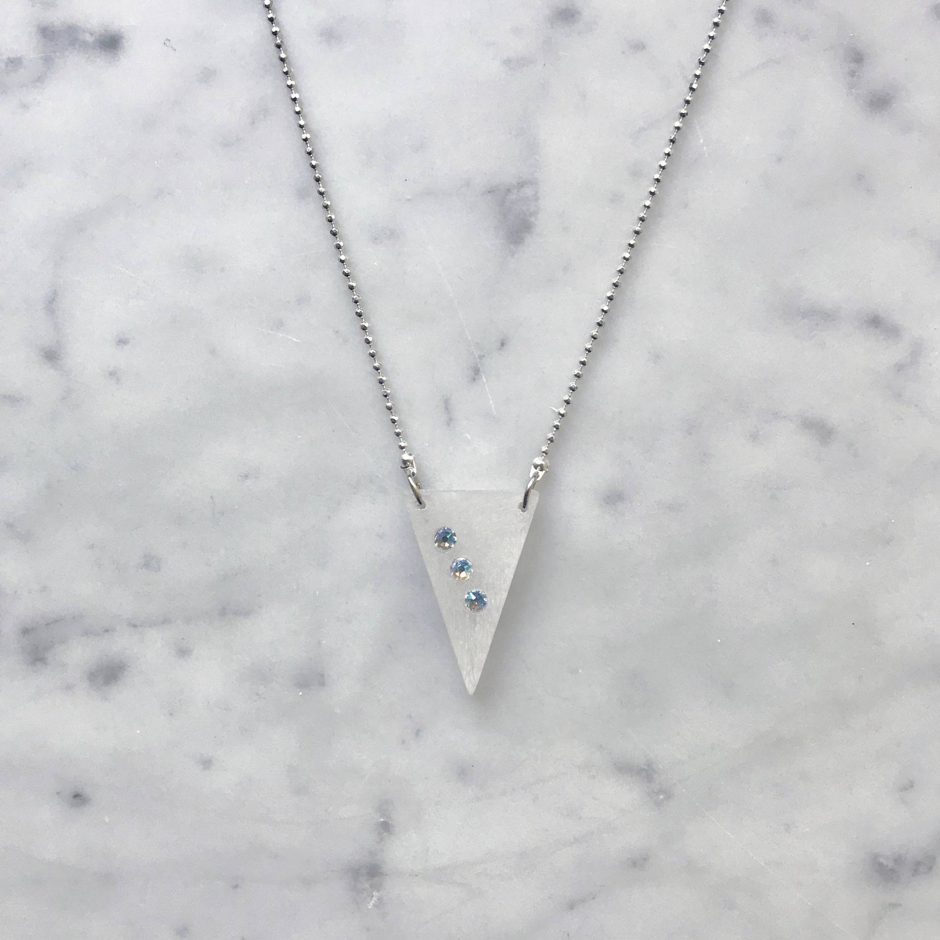 Art-Deco-Inspirierte Halskette | Minimalist Swarovski-Kristalle Sterlingsilber-Finish Kunstharz Dreieck Art-Deco-Inspirierte Halskette | Minimalist Swarovski-Kristalle Sterlingsilber-Finish Kunstharz Dreieck von LedbellyVintage