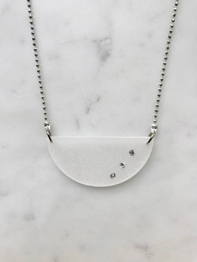 Art Deco Halbkreis Halskette Swarovski Kristalle, Sterling Silber Finish Art Deco Halbkreis Halskette Swarovski Kristalle, Sterling Silber Finish von LedbellyVintage