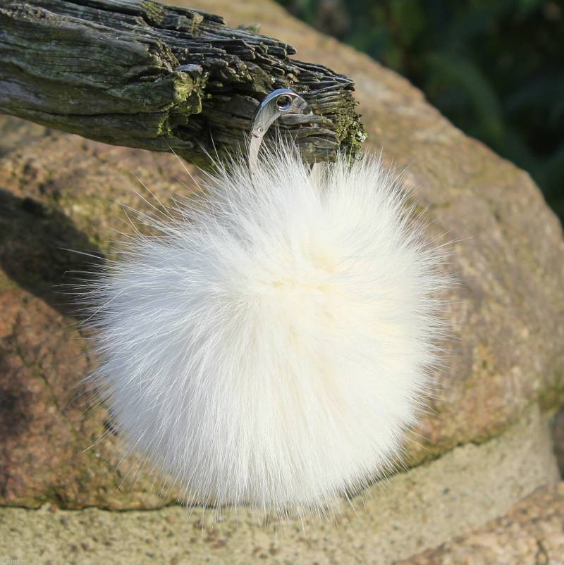 Blaufuchsbommel 9-11 cm Ø Natur Creme-Weiss, Pompom Puschel Pelzbommel Troddel Fellpuschel Taschenanhänger Schlüsselanhänger Mütze von LederKlappert