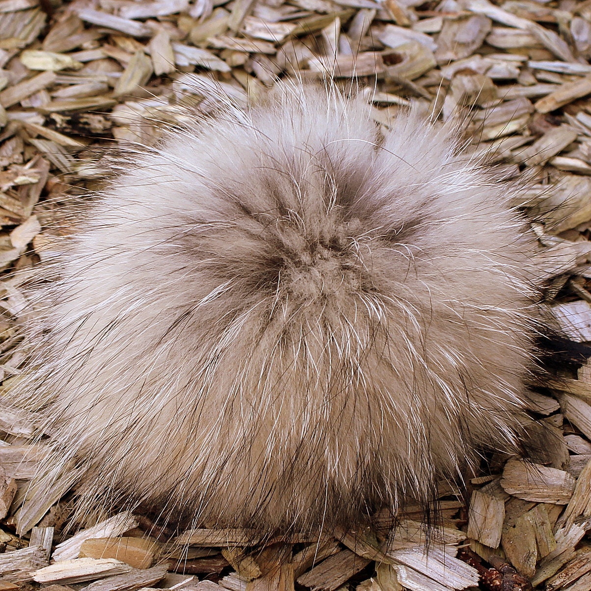 Finnraccoon Bommel Natur 9-11 cm Ø Pelzbommel Pompom Puschel Fellbommel Taschenanhänger Taschenbaumler Finnraccoon Bommel Natur 9-11 cm Ø Pelzbommel Pompom Puschel Fellbommel Taschenanhänger Taschenbaumler von LederKlappert