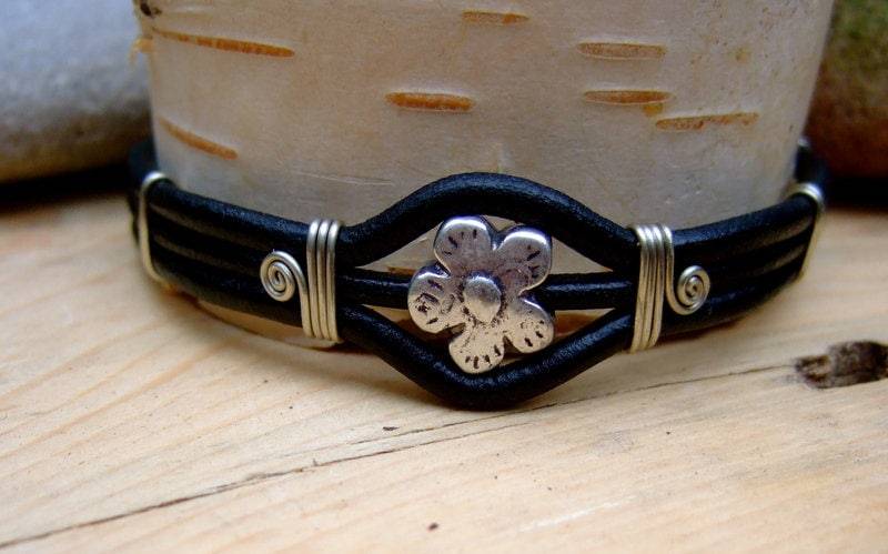 Lederarmband "Frühlingsblüte" Lederarmband "Frühlingsblüte" von LederPlus